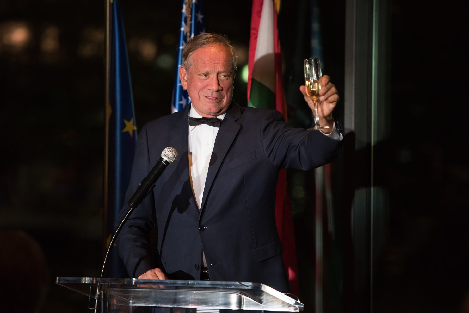 Governor George E. Pataki toasts the Hungarian American Coalition and the Gala honorees