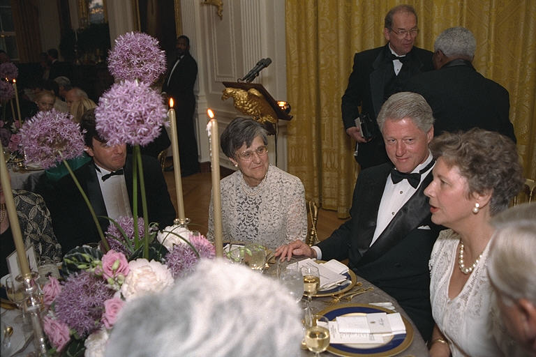 Edith K. Lauer seated next to President Bill Clinton and Hungarian First Lady, Zsuzsanna Göncz at the White House dinner to honor Hungarian President Árpád Göncz in 1999. Courtesy of the William J Clinton Presidential Library