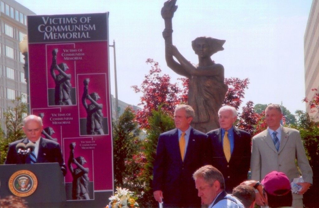 Dr. Lee Edwards, Chairman of the Memorial Foundation, President Bush, and Mr. Tom Lantos (D-CA)