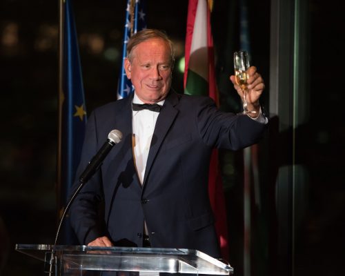 Governor George E. Pataki toasts the Hungarian American Coalition and the Gala honorees